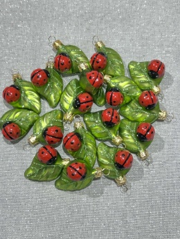 BOMBKA BIEDRONECZKA NA LISTKU MINI WYS.3 CM