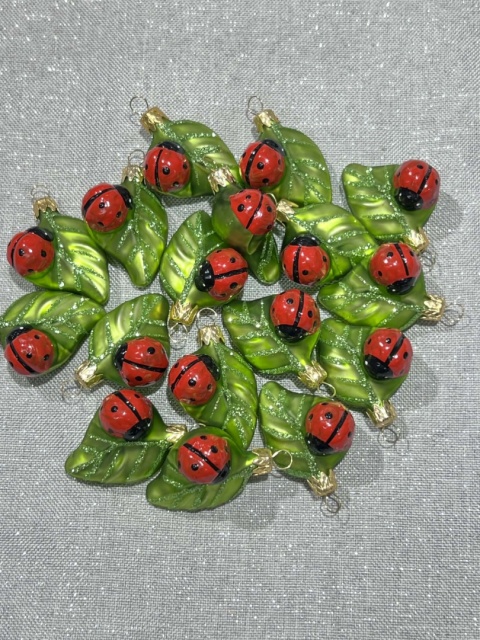 BOMBKA BIEDRONECZKA NA LISTKU MINI WYS.3 CM