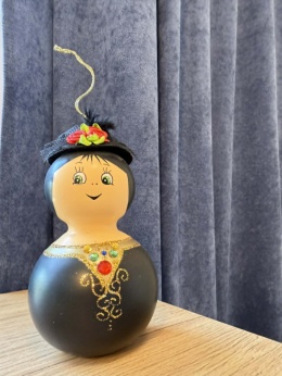 BOMBKA ELEGANCKA PANI W KAPELUSZU