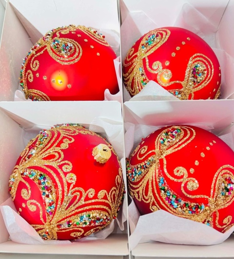 BOMBKI CZERWONE Z KOLOROWĄ POSYPKĄ WIELKOŚĆ 12 CM