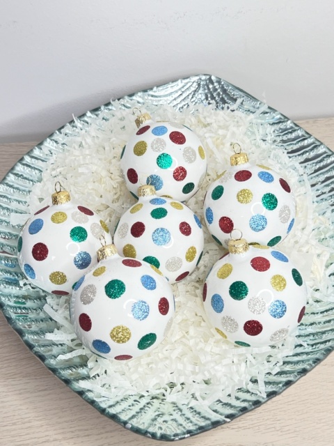 Bombki szklane białe w kolorowe grochy – średnica 8 cm (komplet 6 szt.)