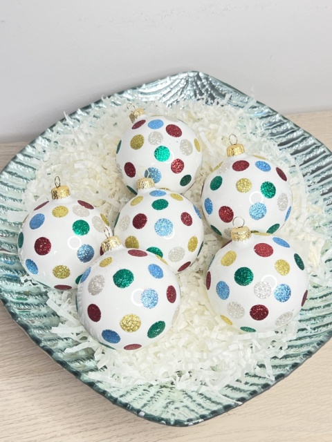 Bombki szklane białe w kolorowe grochy – średnica 8 cm (komplet 6 szt.)