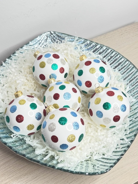 Bombki szklane białe w kolorowe grochy – średnica 8 cm (komplet 6 szt.)