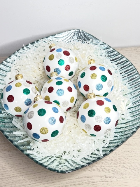 Bombki szklane białe w kolorowe grochy – średnica 8 cm (komplet 6 szt.)