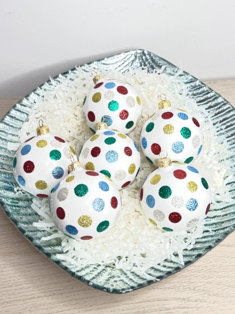 Bombki szklane białe w kolorowe grochy – średnica 8 cm (komplet 6 szt.)