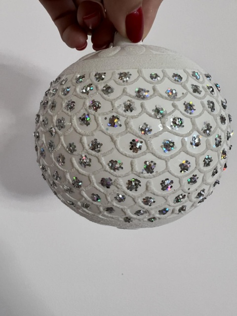 BOMBKI BIAŁE ZE SREBRNYM ZDOBIENIEM 12 CM