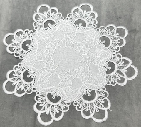 SERWETKA BIAŁA OBSZYTA GIPIURĄ DO KOSZYCZKA WIELKANOCNEGO