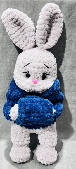 ZAJĄCZEK HAND MADE W GRANATOWEJ BLUZIE