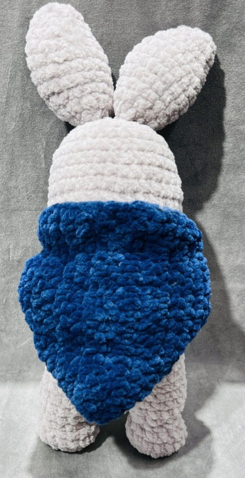 ZAJĄCZEK HAND MADE W GRANATOWEJ BLUZIE