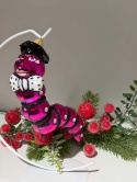 BOMBKA GĄSIENNICA ROBACZEK RÓŻOWY W KAPELUSZU DŁUGOŚĆ OKOŁO 20 CM